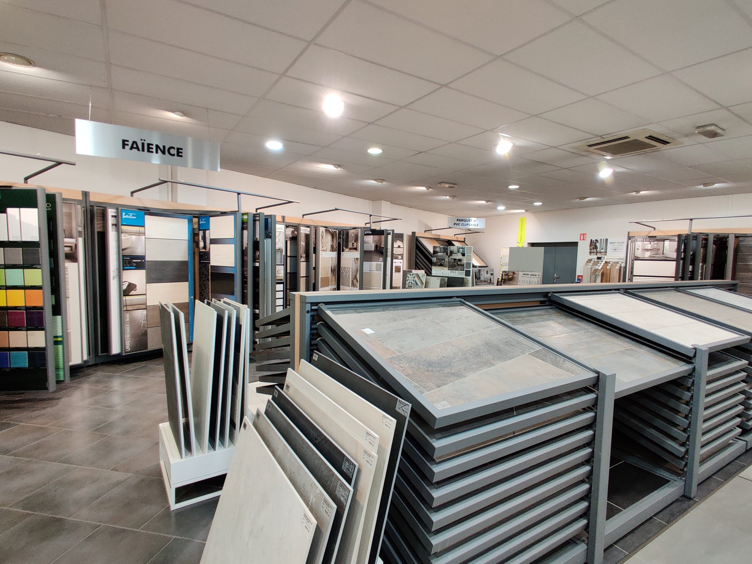 Showroom-carrelage-1-scaled